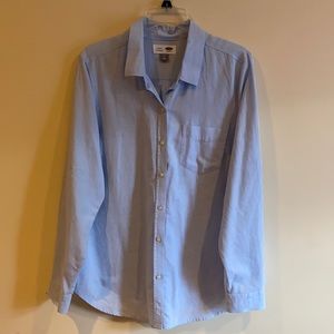Light blue men’s linen button down